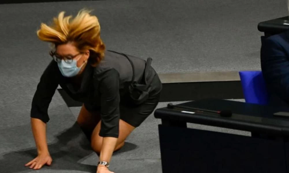 Επική τούμπα Γερμανίδας υπουργού μέσα στο κοινοβούλιο (βίντεο)